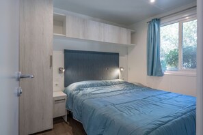 Premium stacaravan, 2 slaapkamers (4 pax) | Verduisterende gordijnen, gratis wifi, beddengoed