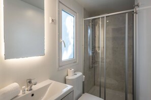 Een douche, een regendouche, een haardroger, toiletpapier