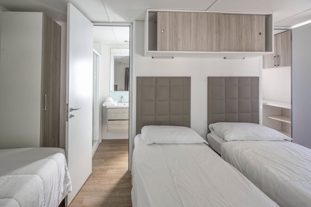 Habitación triple Premium | Cortinas blackout, wifi gratis y ropa de cama 