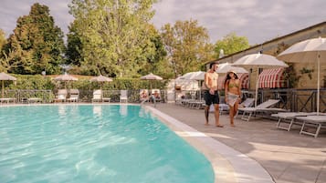 Außenpool (je nach Saison geöffnet), Sonnenschirme, Liegestühle