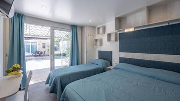 Premium Triple Room | Blackout drapes, free WiFi, bed sheets