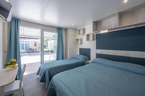 Chambre triple Prestige | Rideaux dâobscurcissement, accĂšs au Wi-Fi (inclus), literie fournie