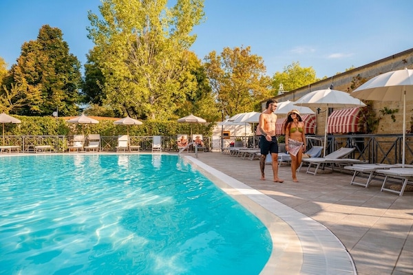 Piscina stagionale all'aperto, ombrelloni da piscina, lettini