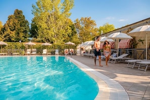 Piscine extérieure (ouverte en saison), parasols de plage