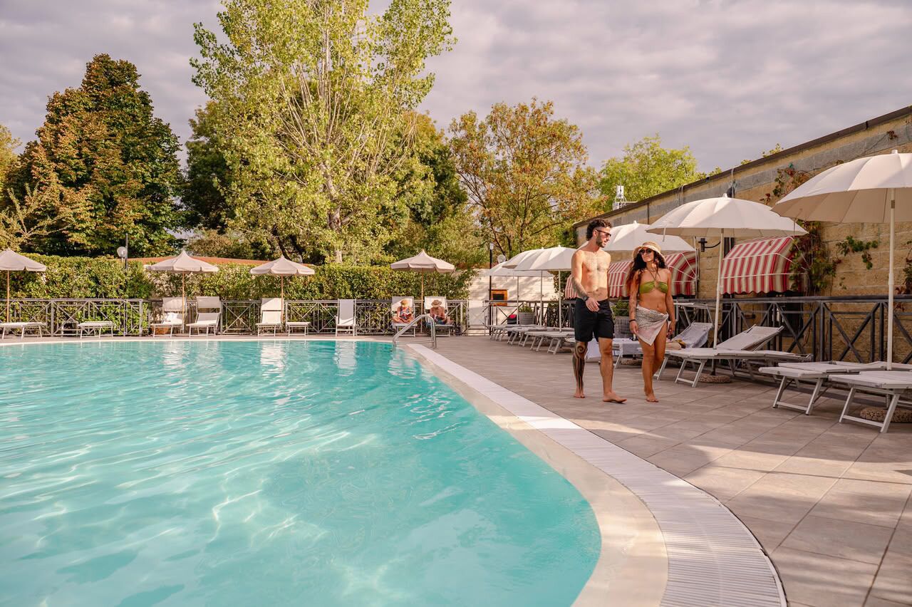 季节性开放的室外游泳池，池畔遮阳伞，日光浴躺椅