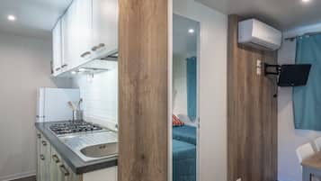 Jääkaappi, liesi, keittoastiat/astiat/ruokailuvälineet