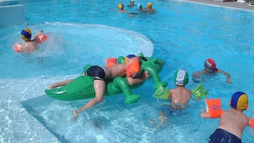 Piscine extérieure, parasols de plage, chaises longues