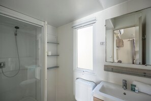 Premium Mobile Home, 2 Bedrooms | Bathroom | Shower, rainfall showerhead, hair dryer, toilet paper - Camping Village Torre Pendente (Pisa)
