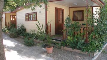 Comfort Mobile Home, 2 Bedrooms | Blackout drapes, free WiFi, bed sheets