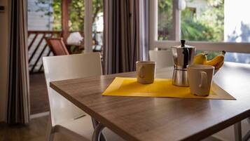 Casa mobile Premium, 2 camere da letto (4+1 P) | Living area | LED TV, table tennis, books