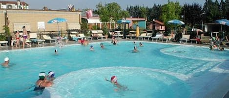 Piscine extérieure, parasols de plage, chaises longues