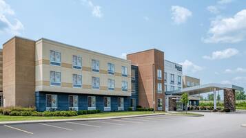Un hotel moderno con techo plano, amplias ventanas y un acceso cubierto.