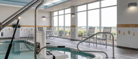 Una piscina techada, abierta desde las 06:00 hasta las 22:00, sombrillas
