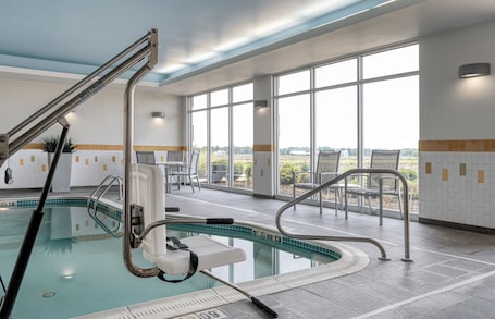 Una piscina techada, abierta desde las 06:00 hasta las 22:00, sombrillas
