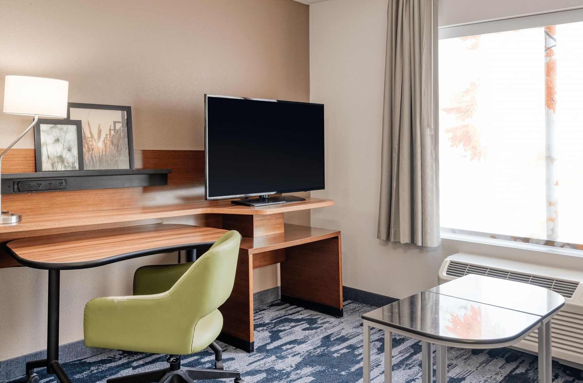 individually decorated, individually furnished, desk, laptop workspace