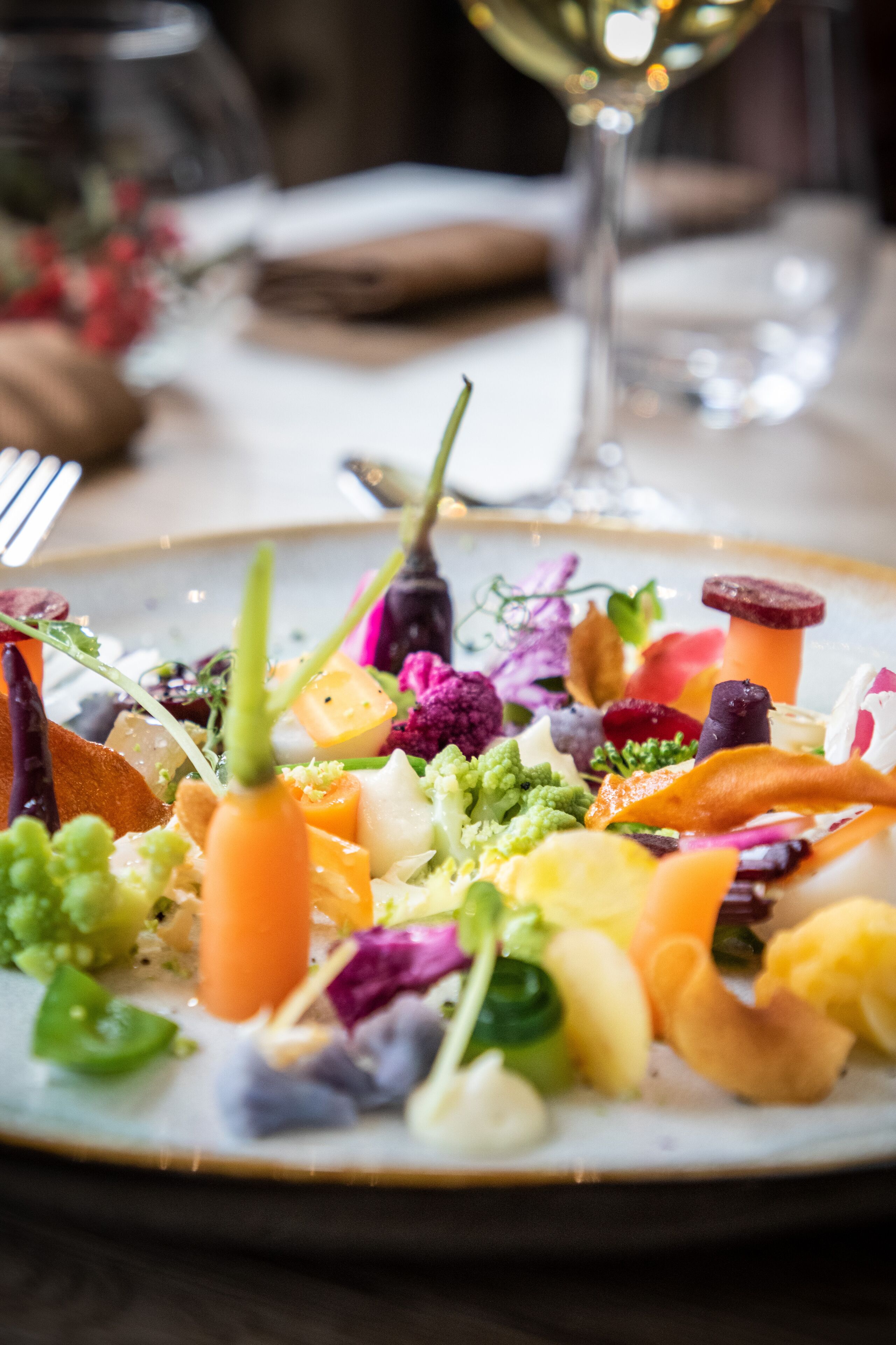 Primer plano de un plato gourmet con diversos ingredientes coloridos.