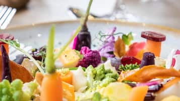 Primer plano de un plato gourmet con diversos ingredientes coloridos.