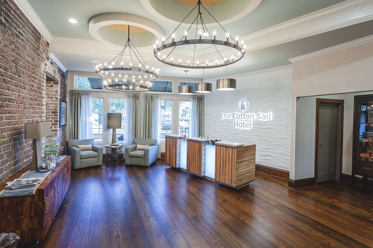 The Cotton Sail Hotel Savannah reception area