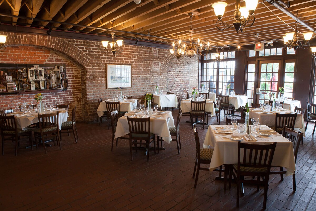 The Cotton Sail Hotel Savannah Dinning