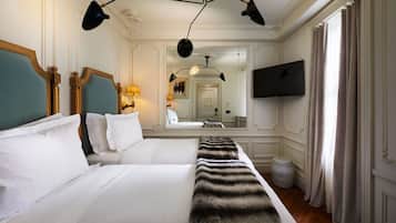 Habitación con 2 camas individuales | Ropa de cama hipoalergénica, edredones de plumas, minibar y caja fuerte