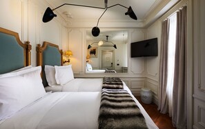 The Twin | Hypo-allergenic bedding, down comforters, minibar, in-room safe - The Marlton Hotel (New York)