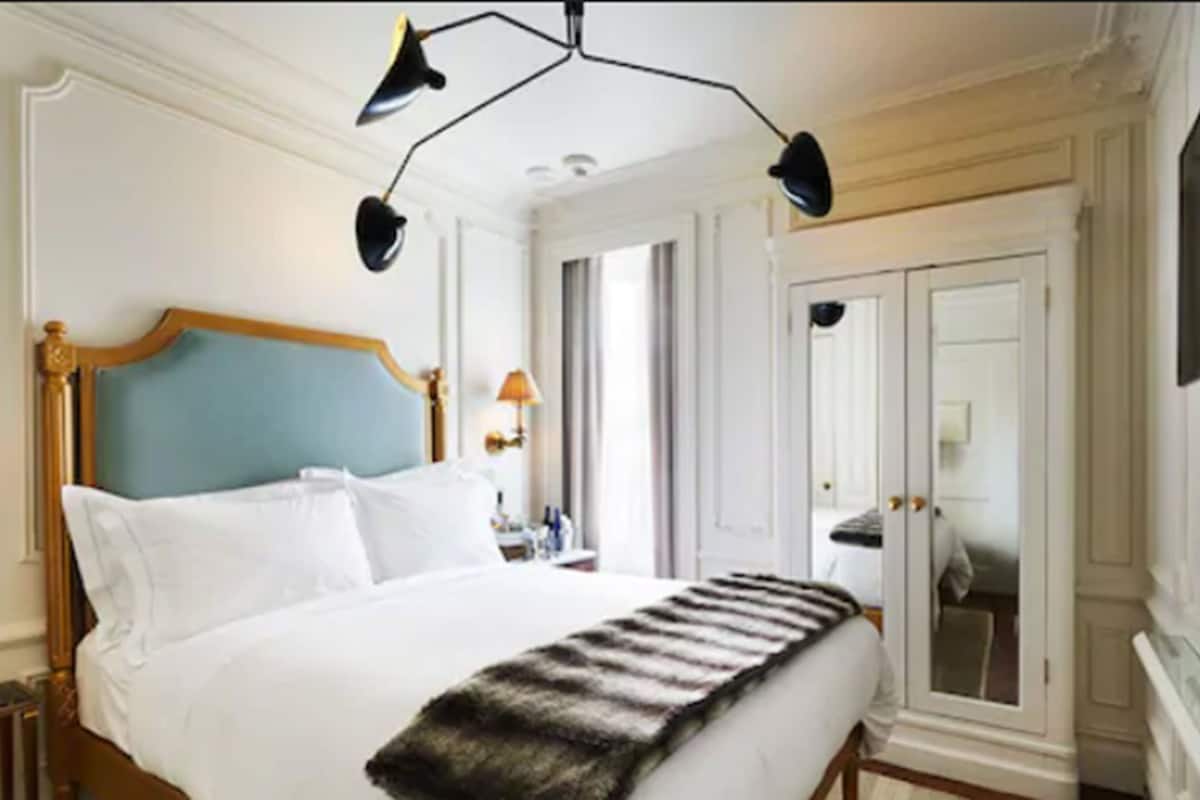 Petite Queen | Hypo-allergenic bedding, down comforters, minibar, in-room safe