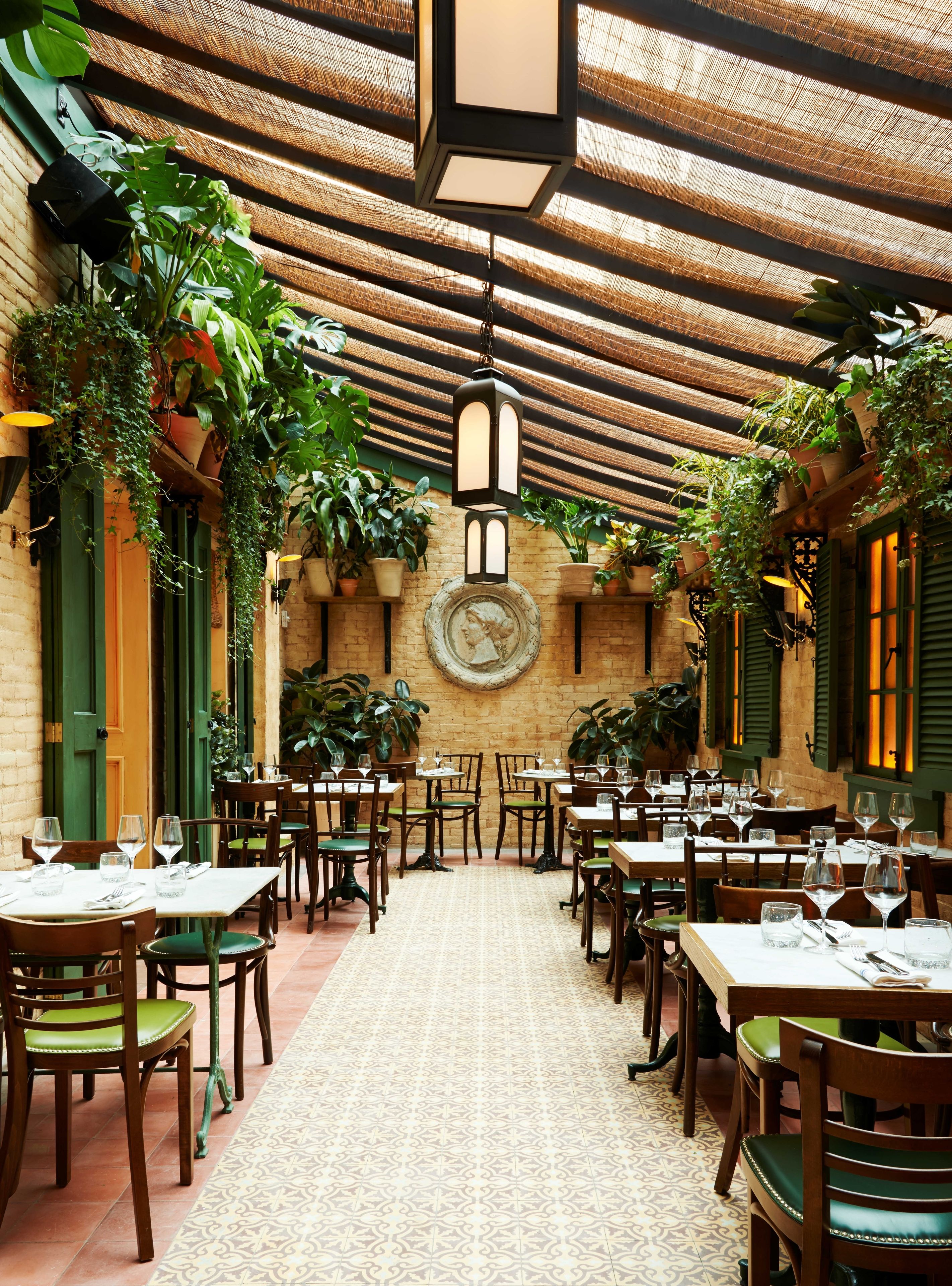 早餐，供應午餐和晚餐