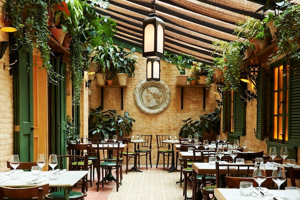 Serveert ontbijt, lunch en diner