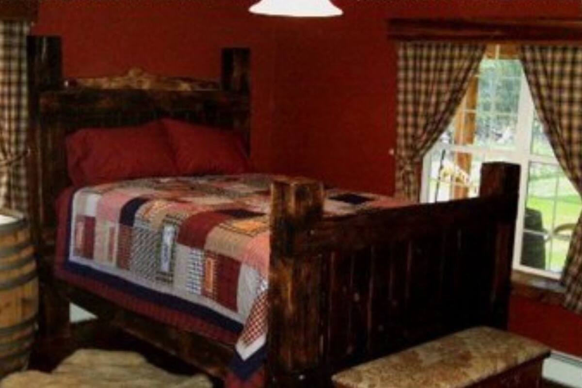 Blonde Bear Den (suite) 1 Queen with private soaker tub | 1 bedroom, premium bedding, desk, iron/ironing board (on request)
