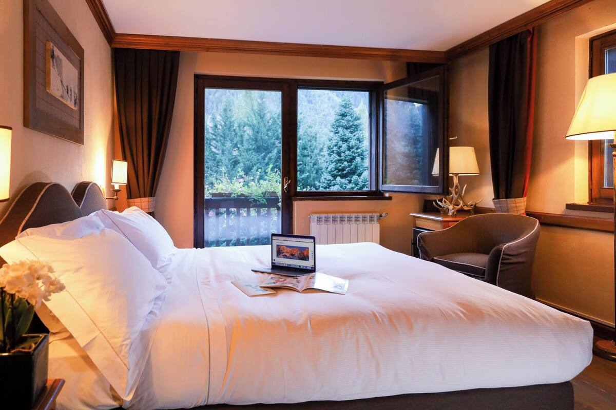 romantic double or twin room | premium bedding, minibar, in-room safe, desk
