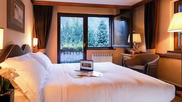 Romantisches Doppel- und Zweibettzimmer | Hochwertige Bettwaren, Minibar, Zimmersafe, Schreibtisch