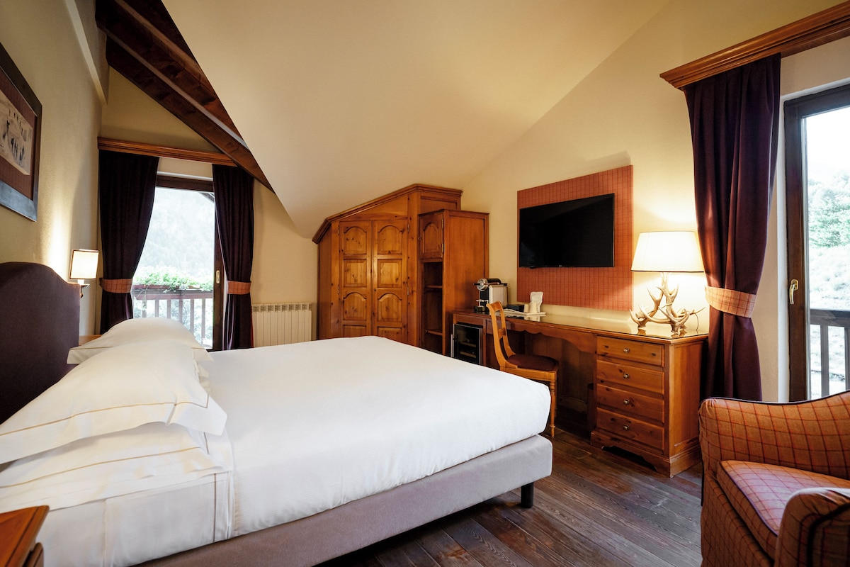 Romantic Double or Twin Room | Premium bedding, minibar, in-room safe, desk