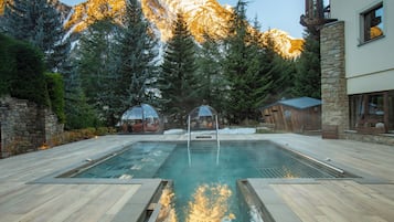 Sauna, hot tub, steam room, Turkish bath/hammam, body treatments