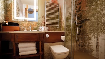 Une salle de bain avec un meuble-lavabo en bois, des toilettes et un espace douche.