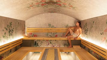 Una sauna con bancos de madera y un diseño floral en el techo.
