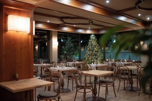 早餐，供應午餐和晚餐