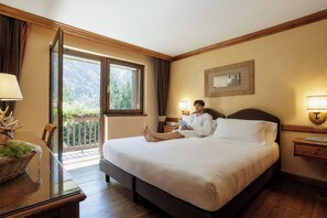 Habitación Confort doble | Ropa de cama de alta calidad, minibar, caja fuerte y escritorio