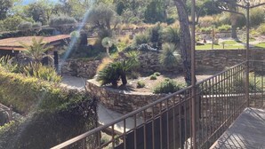 A garden with various plants and a stone wall. - Bastide de Ramatuelle (Ramatuelle)