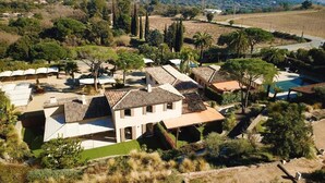 A villa with multiple rooms, a swimming pool, and a view of the surrounding landscape. - Bastide de Ramatuelle (Ramatuelle)