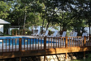 Outdoor pool - Maya Zacpetén Jungle Lodge (Flores)