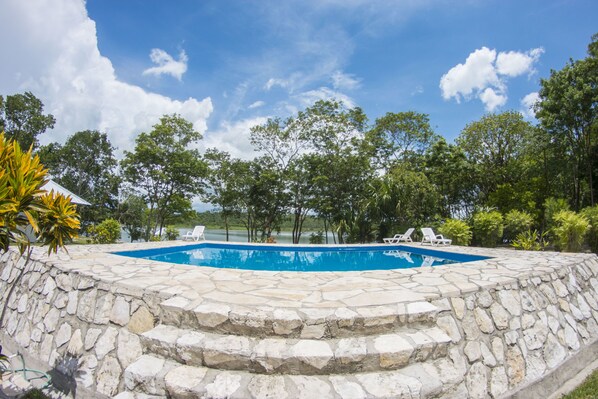 Outdoor pool - Maya Zacpetén Jungle Lodge (Flores)