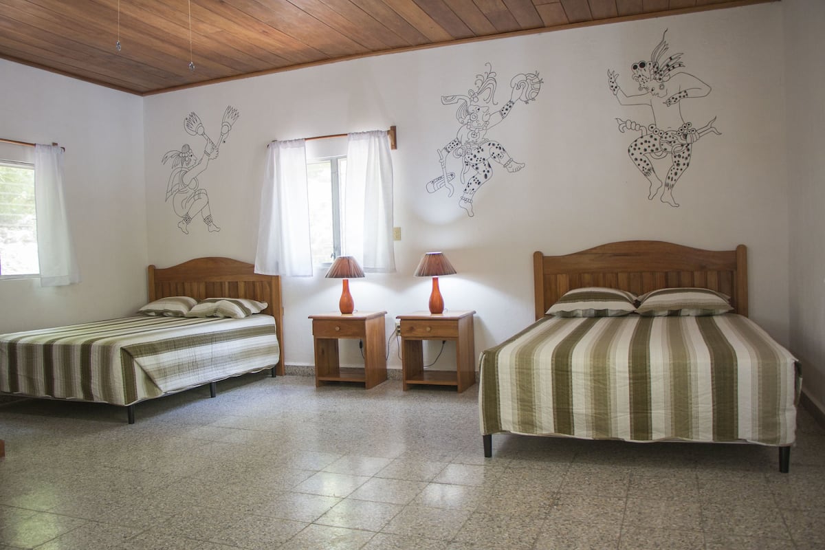 Deluxe bungalow, 2 queensize bedden, uitzicht op meer, aan het meer | Individueel gedecoreerd, individueel gemeubileerd, een bureau