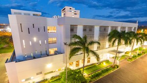 A modern building with a flat roof, large windows, and a well-lit entrance. - GHL Hotel Neiva (Neiva)