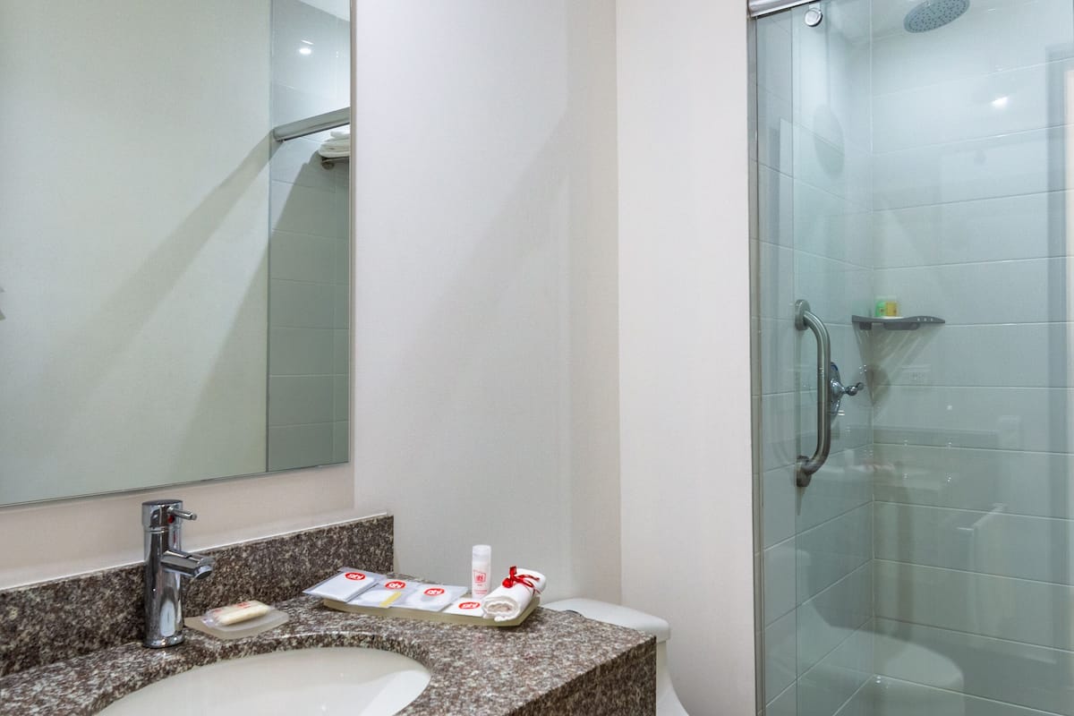 shower, rainfall showerhead, free toiletries, hair dryer