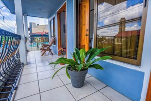 Habitación estándar, 2 camas matrimoniales, balcón, vista a la ciudad | Ropa de cama de alta calidad y camas con efecto memoria 