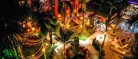 Kolam renang outdoor, dengan kursi berjemur