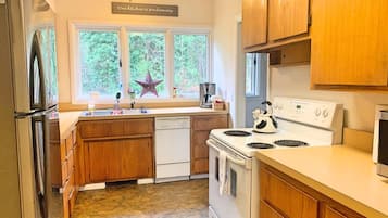 Country Cabin (Pets Allowed) | Private kitchen | Coffee/tea maker