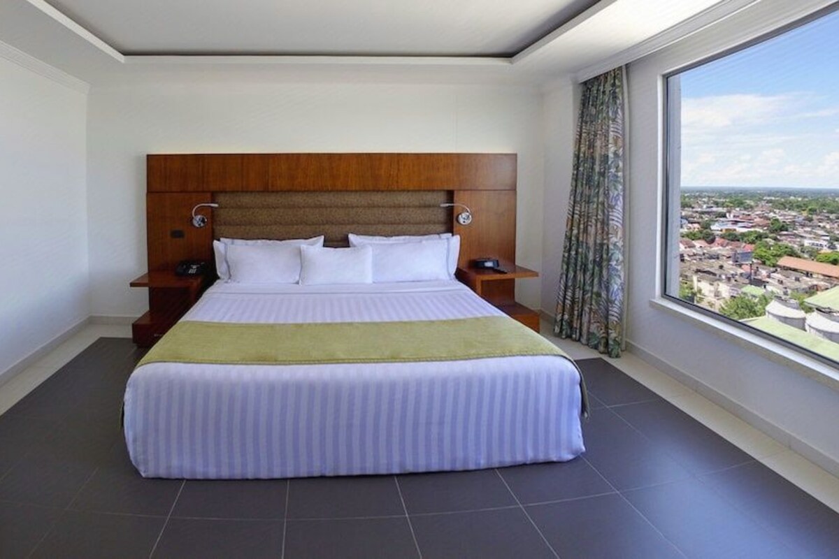 Luxe beddengoed, een minibar, een kluis op de kamer, een bureau