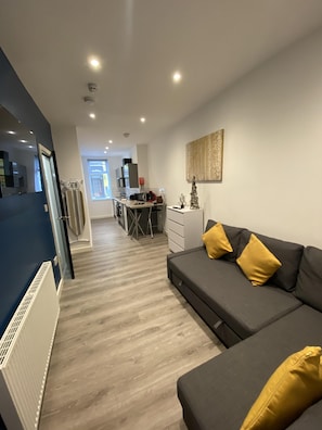 Apartment, Private Bathroom (Bairstow Room 1/2) | Lounge