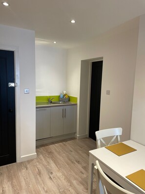 Appartement, salle de bains privée (Bairstow Room 4/6) | Cuisine partagée